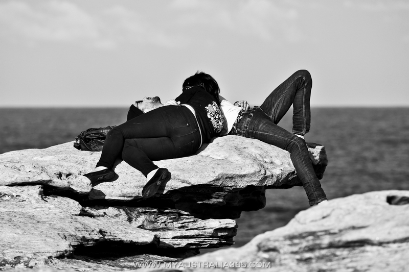 Раздолбайство везде и повсюду. Пугающее раздолбайство. В последнее время ни в одной организации не могут сделать свою работу без ошибок, с первой попытки, не тратя огромного количества твоего времени. Делаешь ли ты частную страховку, или получаешь водительские права, открываешь ли счет в банке, заказываешь ли какой-то сервис, везде какая-то путаница, некомпетентность и обыкновенная невнимательность.  Ну дадут тебе неверную информацию, перепутают адрес, заставят еще два раза лично приехать, чтобы открыть наконец счет, ну пробудешь ты в организации не полчаса, а все два... В общем ничего страшного не происходит. Просто тратятся время и нервы, а иногда случаются и финансовые потери. Кого это волнует? Take it easy! You are in Australia! И лишь только налоговая поражает своей быстрой и четкой работой. 