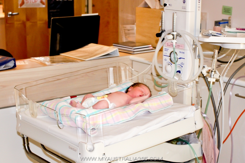 Медицинское обслуживание, если это не касается спасения жизни пациента, в целом производит грустное впечатление. Очереди к специалистам и на операции просто огромные по государственной страховке(за нее платишь из зарплаты ), поэтому приходится покупать еще и дополнительную частную страховку. Уровень диагностирования по отзывам и моему опыту в целом невысокий, все подряд лечат антибиотиками, в случае же если проблема не решается, дают направление к специалисту, прием у которого порой надо ждать по несколько месяцев. Но все же Австралии в плане медицины до Канады еще пока далековато, но ничто не вечно под луной.