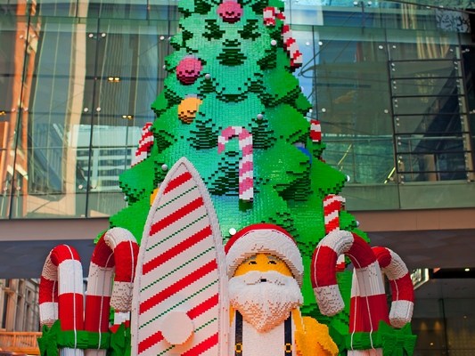 Австралийский Дед Мороз и 10-ти метровая елка из блоков констректора Lego