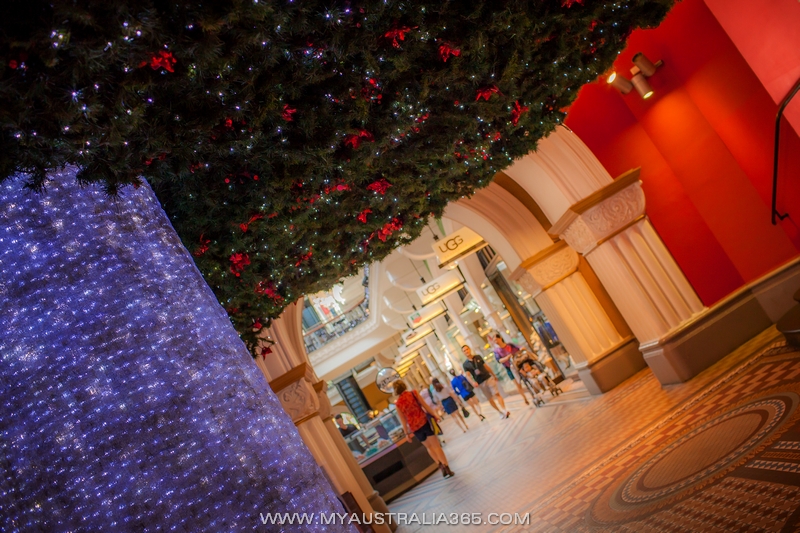 Новогодняя елка в торговом центре QVB Queen Victoria Building в Сиднее
