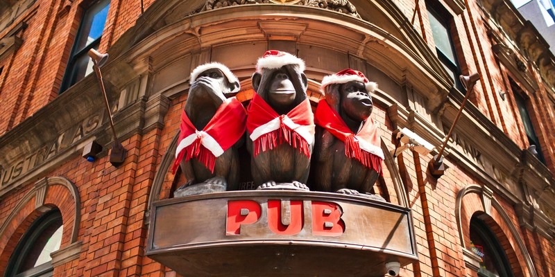 Знаменитый паб «Three Wise Monkeys» «Три мудрые обезьяны»