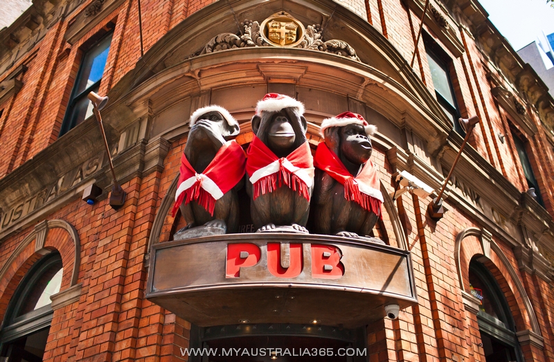 Знаменитый паб «Three Wise Monkeys» «Три мудрые обезьяны»